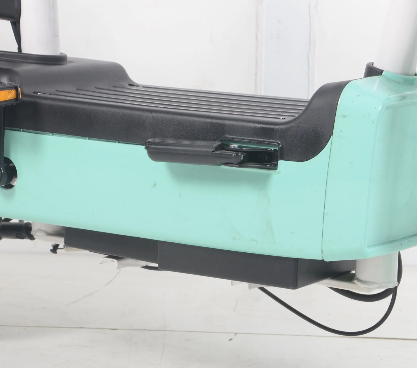 Lightweight Scooter Motorcycle with Strong Power Removable Lead-Acid Battery Electric e-bikes electric tricycles